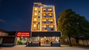 A multi-story hotel with a sign reading "fabHOTELS" and "HOTEL RATNA MAHAL". - Fabhotel Ratna Mahal (Mumbai)