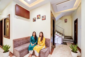 Lobby sitting area - Fabhotel The Shloka (Bhopal)