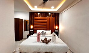 Egyptian cotton sheets, premium bedding, in-room safe, free WiFi