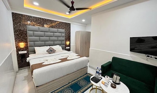 Fabhotel Small Daddy Plus