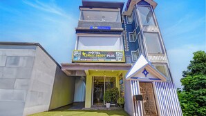 A multi-story building with a prominent sign for 'Hotel Sammy Daddy Plus' featuring amenities like sea view, delivery room, and swimming pool. - Fabhotel Small Daddy Plus (Calangute)