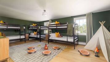 8 kamar tidur, meja kerja, setrika/meja setrika, dan tempat tidur bayi