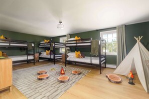 8 bedrooms, desk, iron/ironing board, travel crib