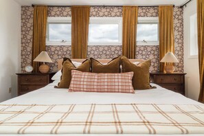 8 bedrooms, desk, iron/ironing board, travel cot