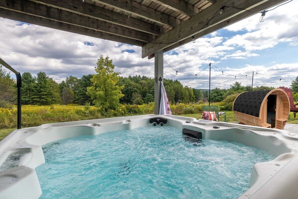 Outdoor spa tub