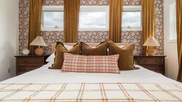 8 bedrooms, desk, iron/ironing board, travel cot