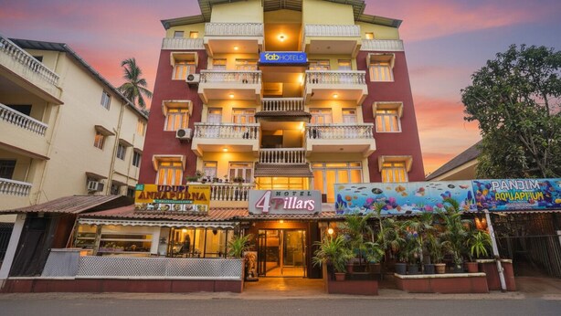 A hotel with a sign reading "4th Aillars" and "PANDIM AQUARIUM" adjacent to it. - Fabhotel 4 Pillar's - Nr Big Daddy Casino, Panaji (Panaji)