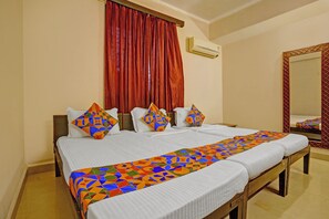 Egyptian cotton sheets, premium bedding, in-room safe, free WiFi - Fabhotel 4 Pillar's - Nr Big Daddy Casino, Panaji (Panaji)