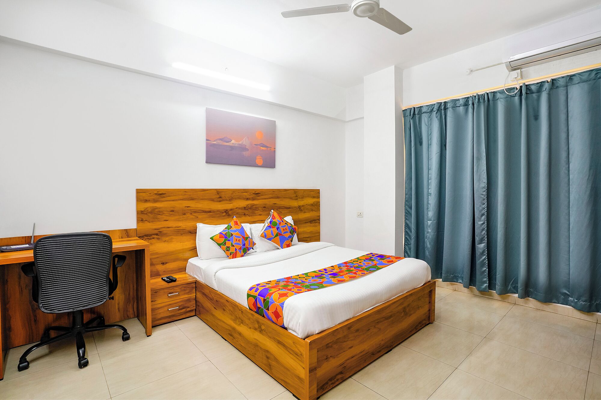 Egyptian cotton sheets, premium bedding, in-room safe, free WiFi