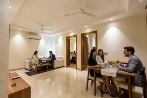 Dining - FabHotel Exotica Avenue Apartments (Gurugram)