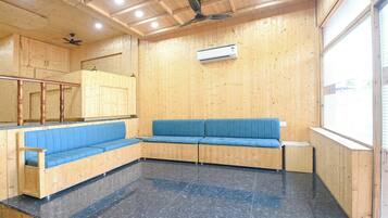 Área de estar no saguão