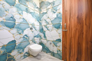 تجهيزات دش، دُش غزير، مستلزمات مجانية للعناية الشخصية، مناشف