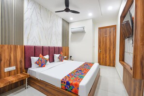Egyptian cotton sheets, premium bedding, in-room safe, free WiFi - Fabhotel Royal Metro (Amritsar)