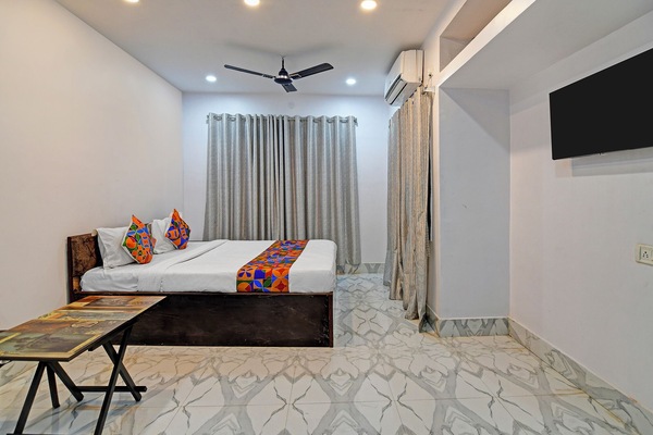 Family Room | Egyptian cotton sheets, premium bedding, in-room safe, WiFi (free)