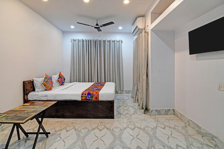 Family Room | Egyptian cotton sheets, premium bedding, in-room safe, free WiFi