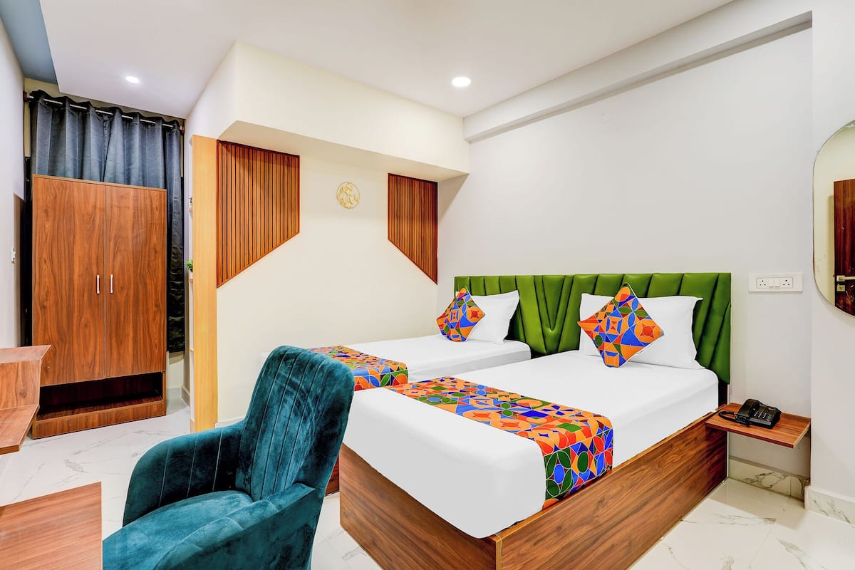 ملاءات من القطن المصري وأغطية فراش متميزة وخزنة داخل الغرفة