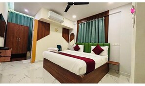 Egyptian cotton sheets, premium bedding, in-room safe, free WiFi