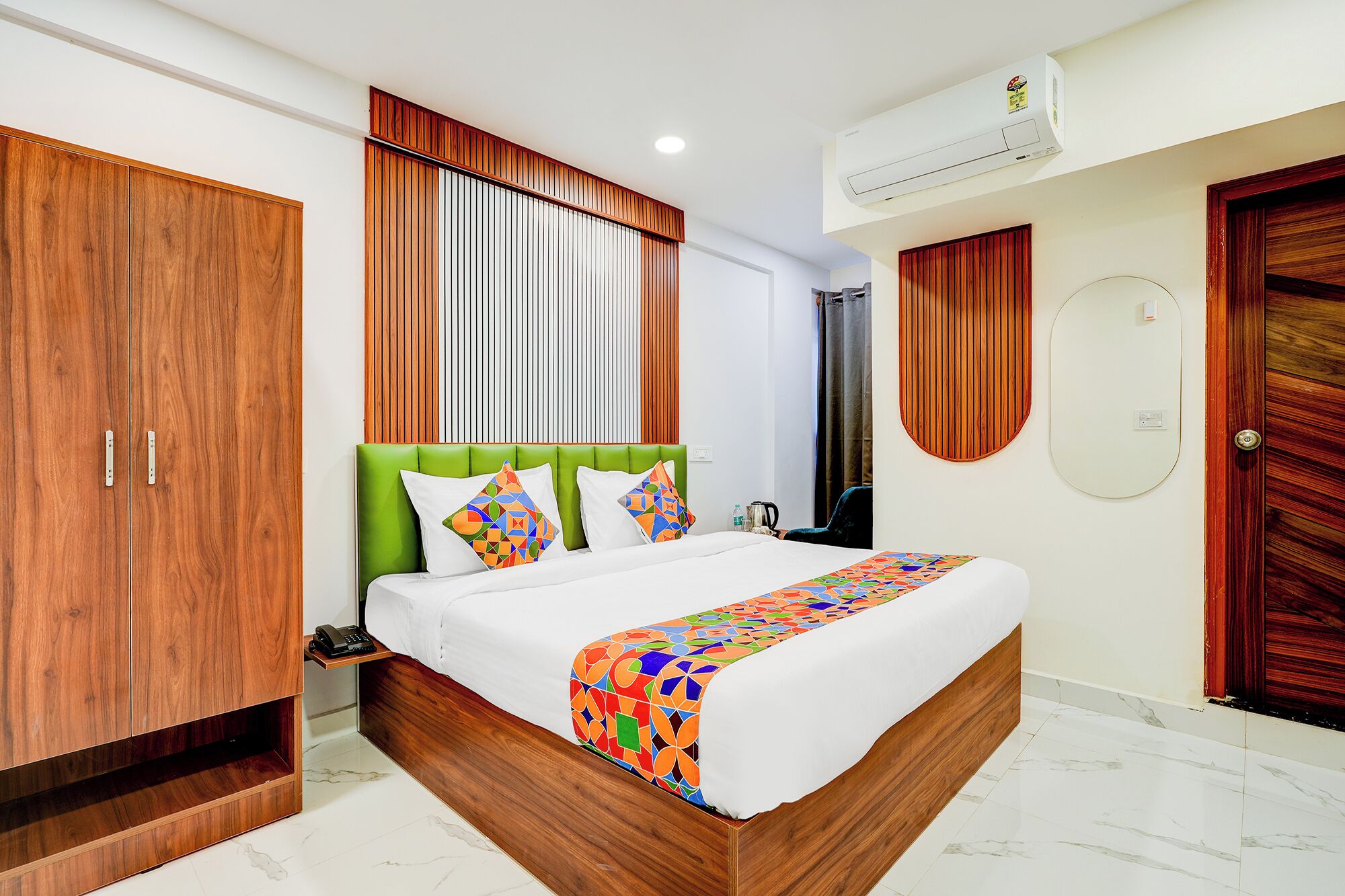 华丽客房 | 埃及棉床单、高档床上用品、客房内保险箱、免费 WiFi