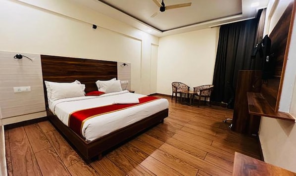 Suite | Egyptian cotton sheets, premium bedding, in-room safe, free WiFi