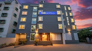 Un moderno edificio de hotel con un letrero que dice "FabHotels East Land Hotel".