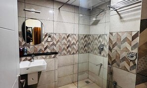 Kamar Deluks | Kamar mandi | Shower, pancuran hujan, perlengkapan mandi gratis, dan handuk