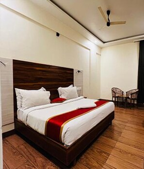 Kamar Deluks | Seprai katun Mesir, seprai premium, brankas, dan Wi-Fi gratis