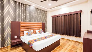 Egyptian cotton sheets, premium bedding, in-room safe, free WiFi