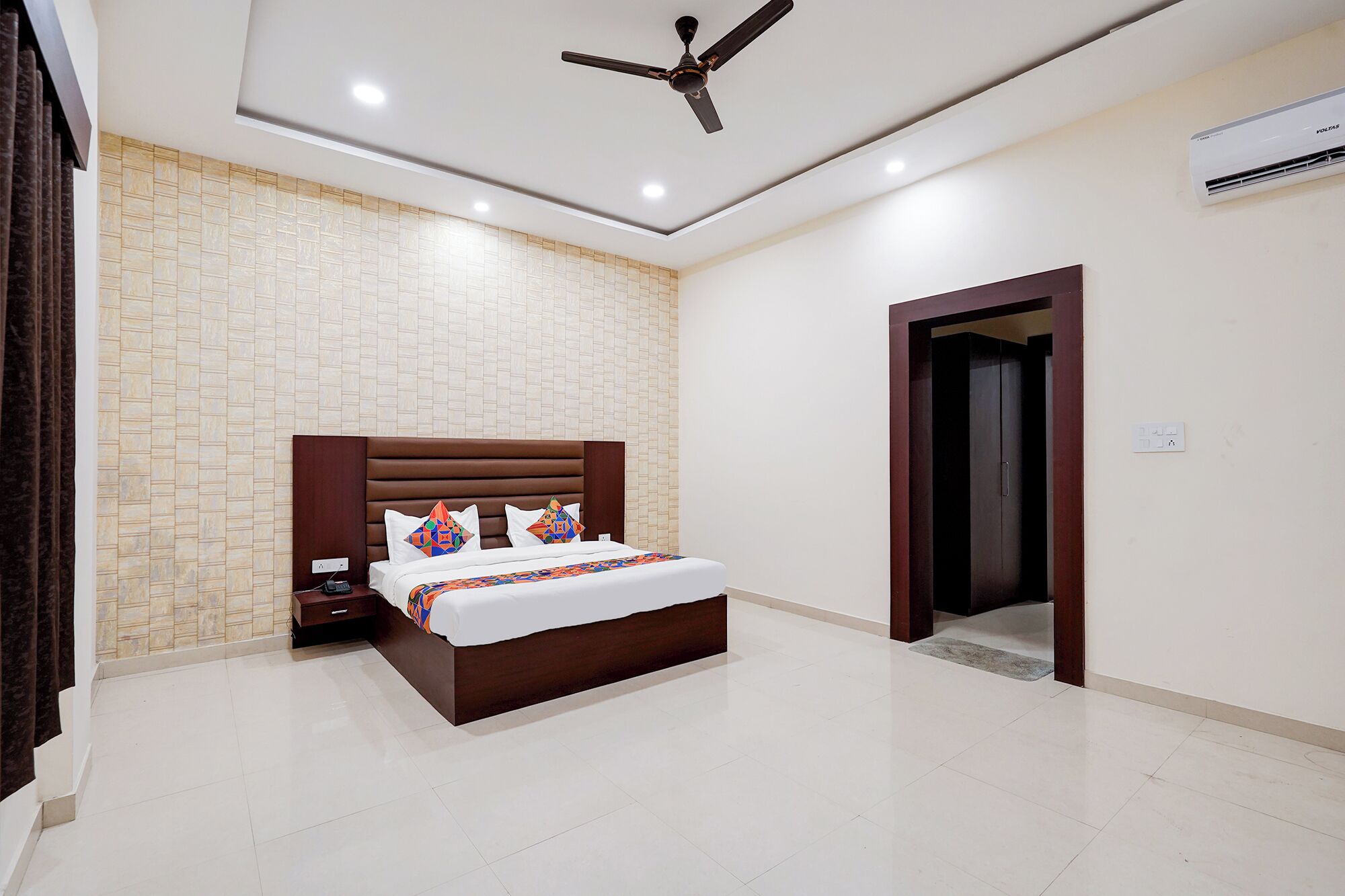 Rom – deluxe | Sengetøy i egyptisk bomull, sengetøy av topp kvalitet og safe på rommet