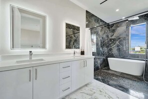 Dusche, Haartrockner, Handtücher, Seife
