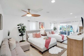 Iron/ironing board, travel cot, WiFi, bed sheets - Waterfront w/Pool, Spa, Tiki Bar + 1 mile to Beach (Fort Lauderdale)