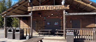 Comfy 2Bed/2Bath Walk-out to slopes with Night Skiing @ Silver Creek Snowshoe