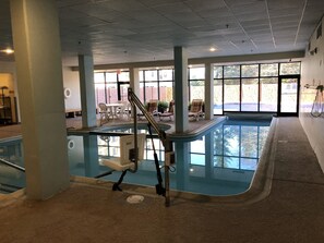 Alberca techada y alberca al aire libre