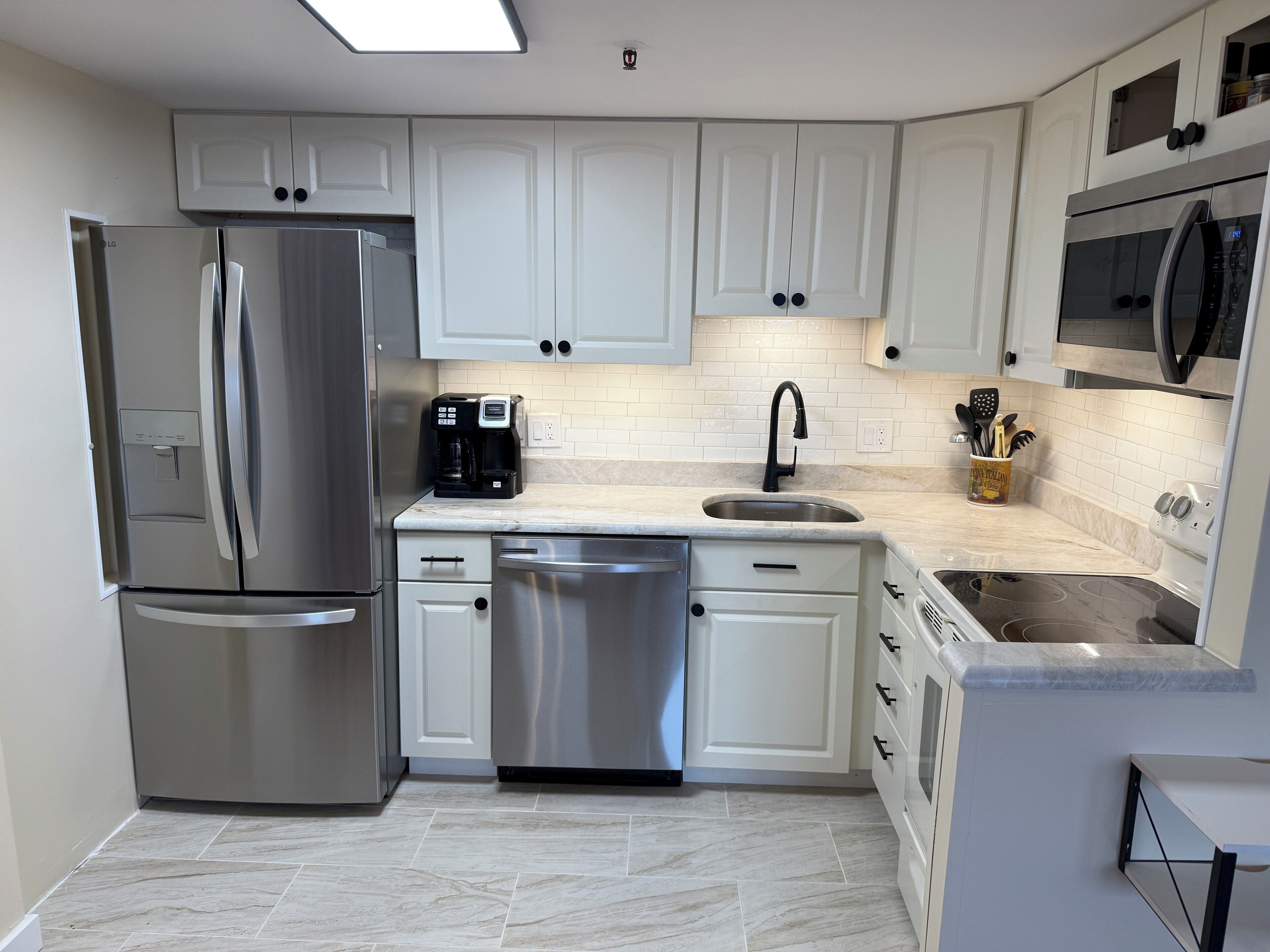 Jääkaappi, mikroaaltouuni, uuni, liesi