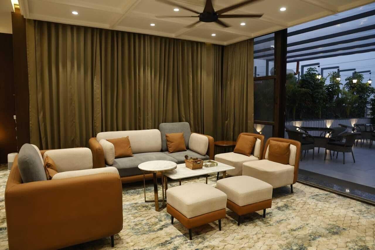 奢华开间套房 | 埃及棉床单、高档床上用品、客房内保险箱、办公桌