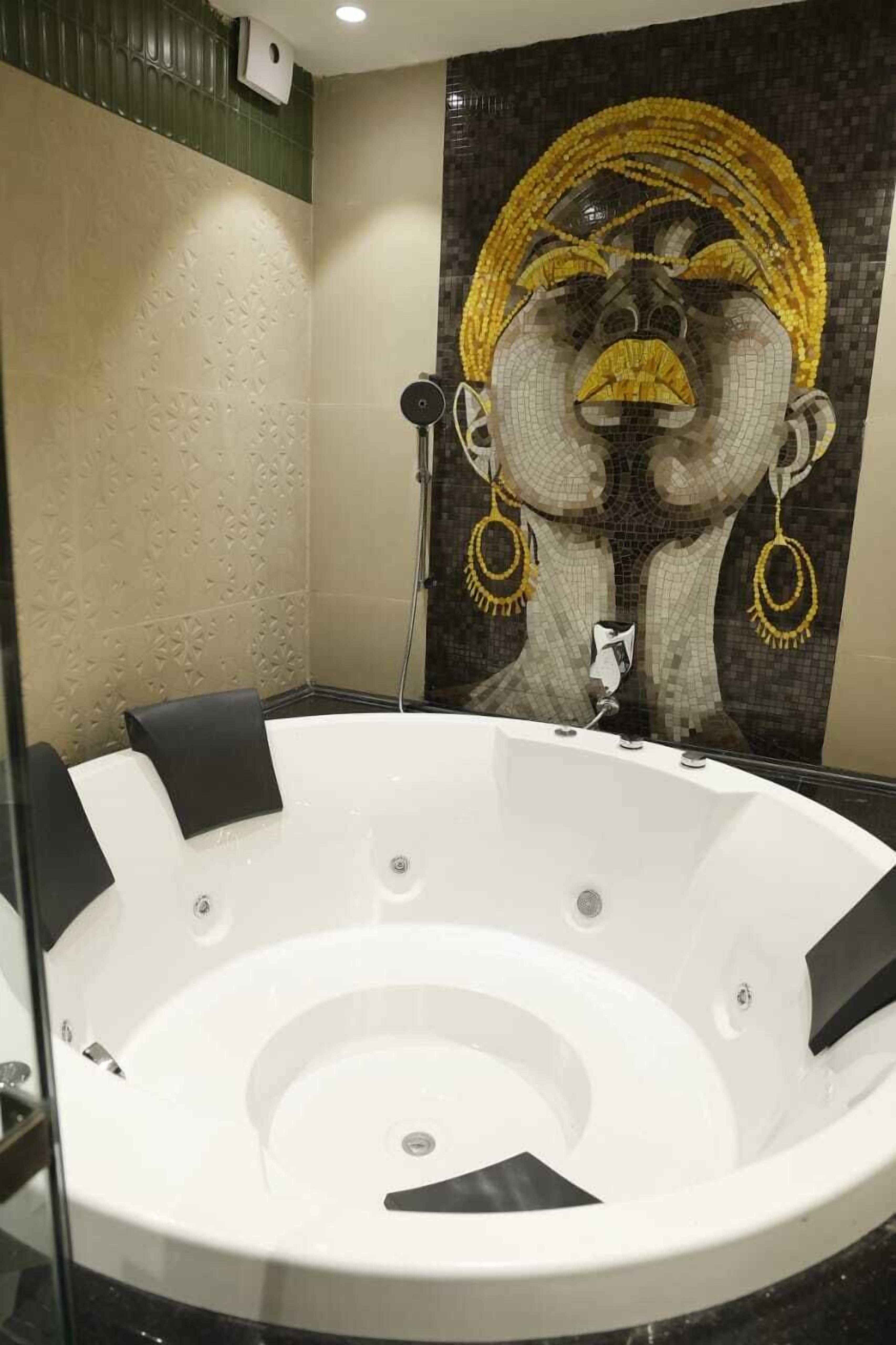 Luxury Studio Suite | Bathroom | Free toiletries, towels, soap, toilet paper