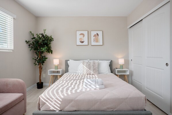 5 bedrooms, desk, iron/ironing board, travel crib