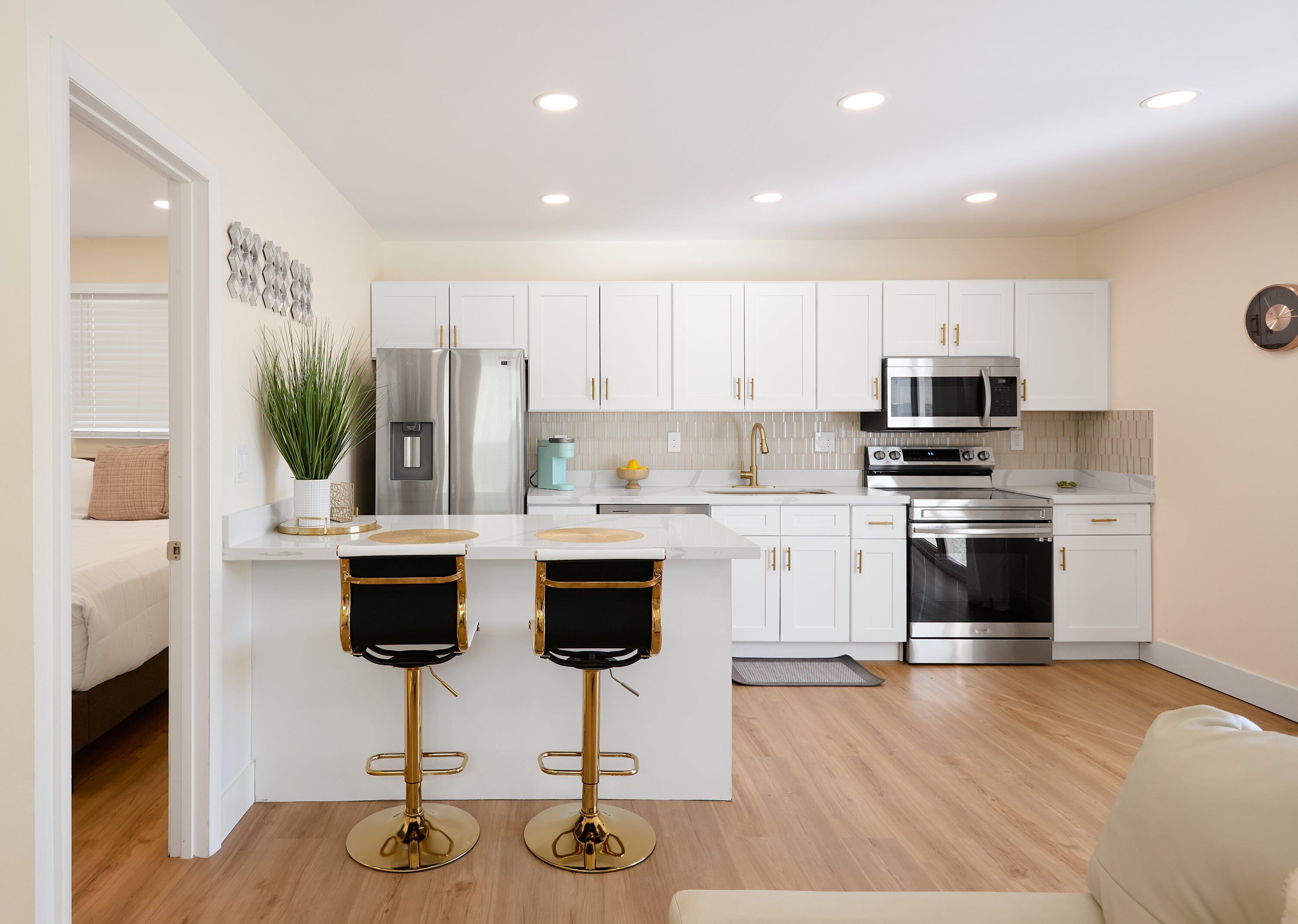 Refrigerador, microondas, horno y parrilla de estufa 