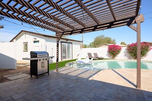 حمّام سباحة مُدفَّأ