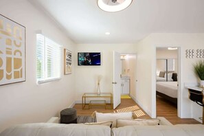 5 habitaciones, tabla de planchar con plancha y cuna de viaje