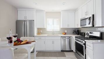 Peti sejuk, ketuhar gelombang mikro, ketuhar, dapur