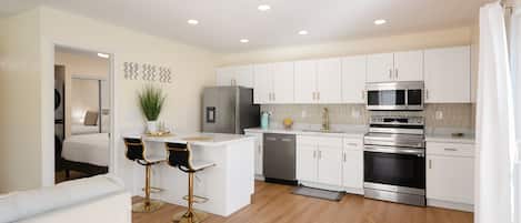 Geladeira, micro-ondas, fogão, cooktop