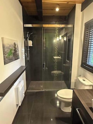 Douche, sèche-cheveux, serviettes fournies