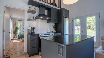 Frigorifero, microonde, forno, piano cottura