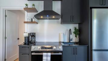 Refrigerador, microondas, horno, placa de cocina