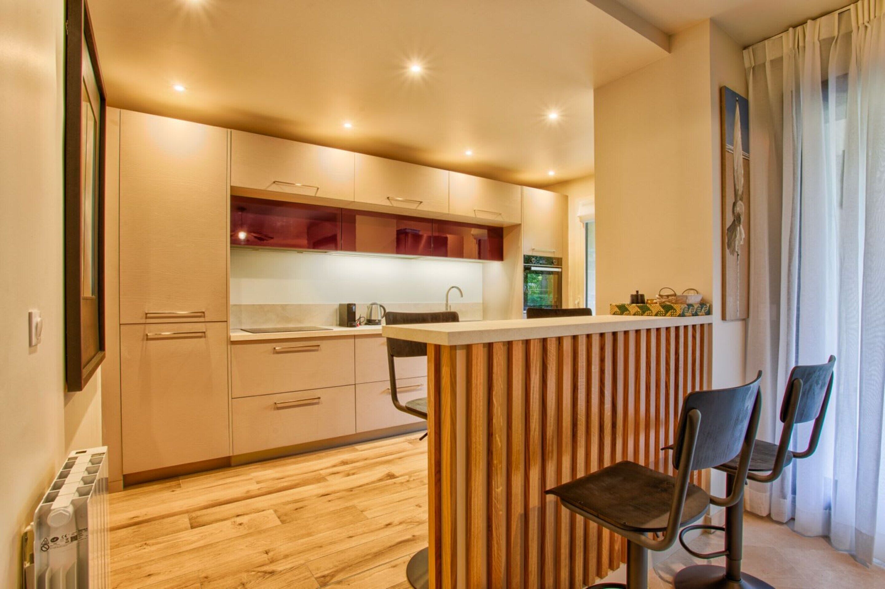 Apartment | Private kitchen | Oven, cookware/dishes/utensils, cleaning supplies