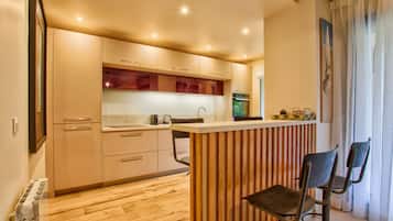 Apartment | Private kitchen | Oven, cookware/dishes/utensils, cleaning supplies