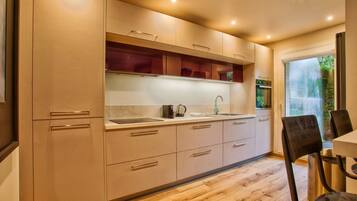 Apartment | Private kitchen | Oven, cookware/dishes/utensils, cleaning supplies