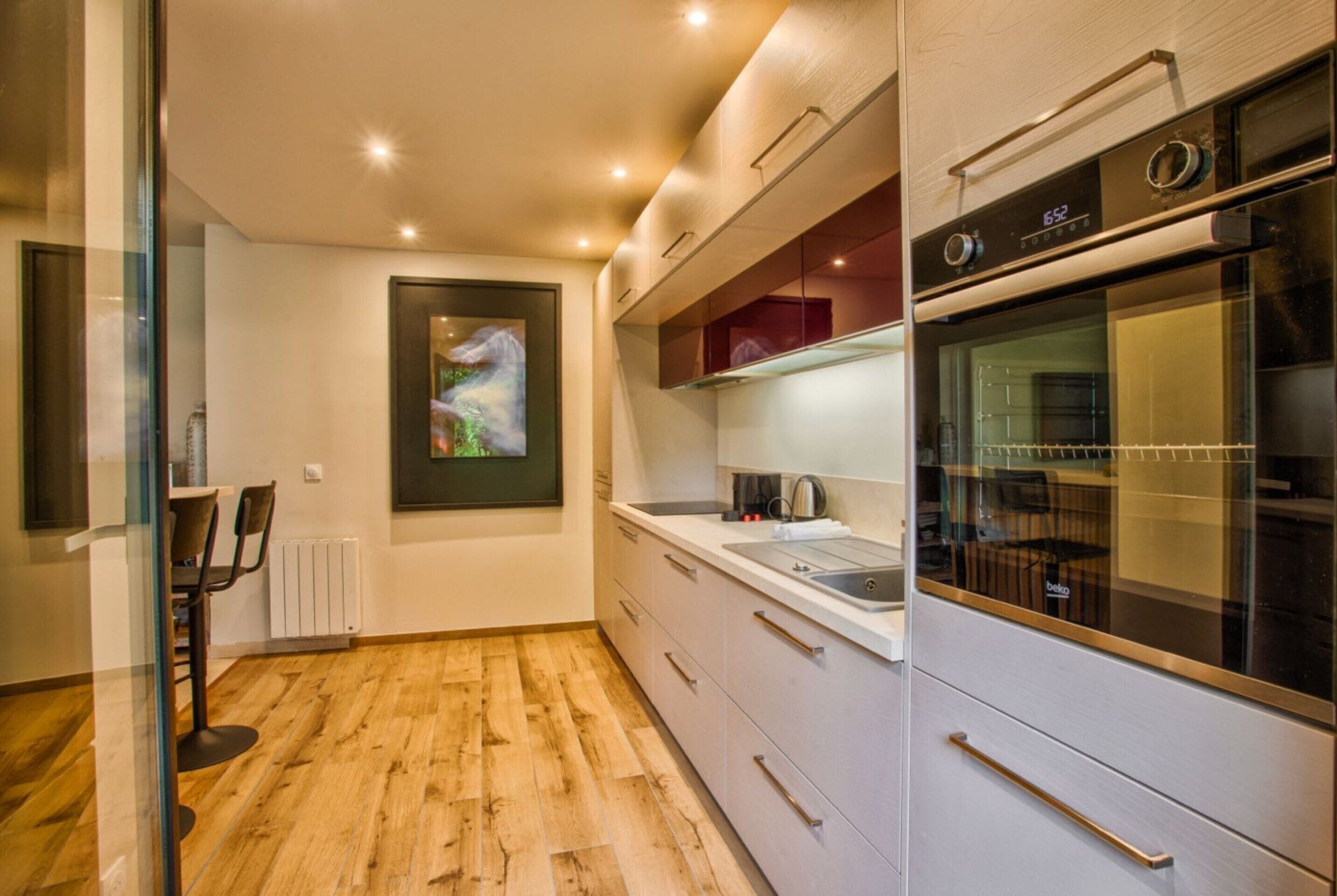 Căn hộ | Bếp riêng | Lò nướng, dụng cụ nấu nướng/bát dĩa/dao nĩa, dụng cụ vệ sinh 