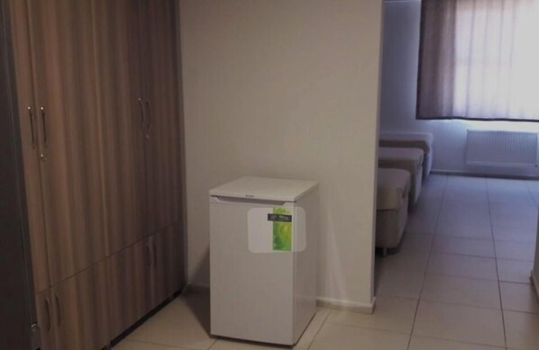 Classic Quadruple Room | Desk, laptop workspace, free WiFi