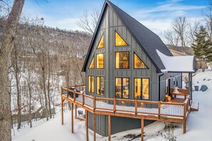Experience mountain living at The Chalet, nestled in a beautiful winter landscape. - The Chalet~Resort~Pool~HotTub~GameRoom~FirePit (McGaheysville)